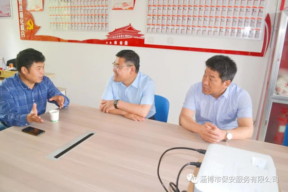聽取社區(qū)工作人員對社區(qū)基本情況和群眾反映的意見、需求的介紹.jpg